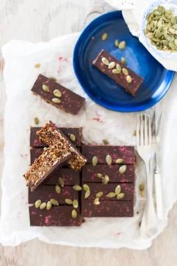 A healthy seed and date muesli slice that’s nut free, dairy free and refined sugar free. Perfect for lunchboxes, snacks and growing appetites.